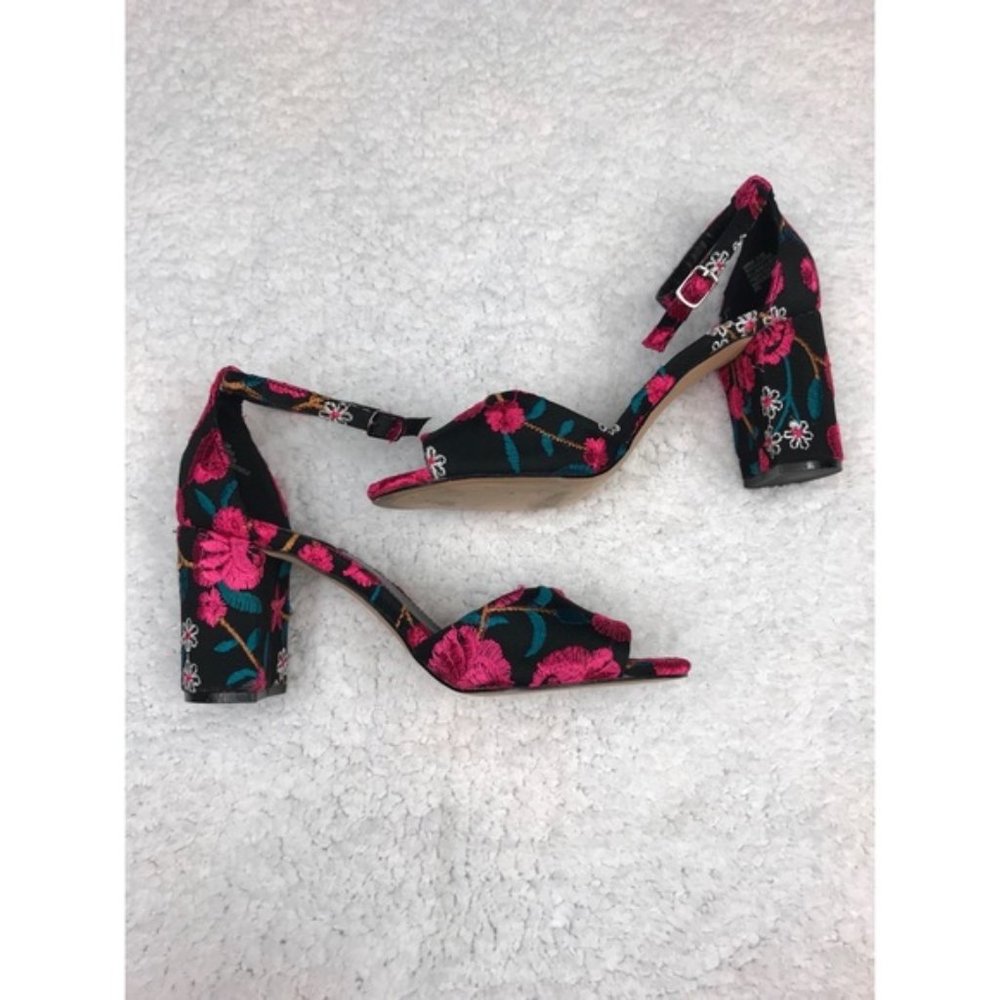 STEVE MADDEN Embroidered Heels